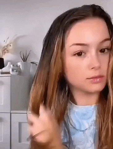 מסלסל שיער רב תכליתי כמייבש, מסלסל ומחליק, בעל חמישה ראשי עיצוב וידית חבית לסיפוק צורכי עיצוב שיער.