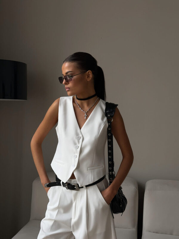 Women's short summer blazer and V-neck button-down set with shorts, perfect for spring and summer seasons