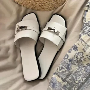 כפכפי רון המעוצבים שלנו. עם סגנון מוביל, עיצוב יוצא מהכלל ונוחות אין סופית, כפכפי רון הם בדיוק מה שאת צריכה לשדרוג הארון שלך לקיץ.